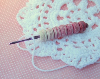 Macaron crochet hook - polymer clay crochet hook - clay handle crochet hook - crochet gift - crochet tools - clay crochet hook - clay food
