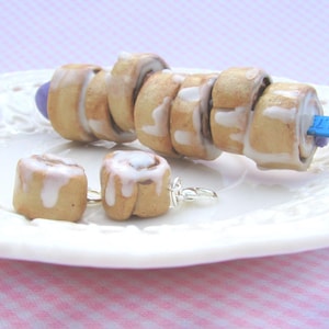 Cinnamon Roll Crochet Hook with 2 Matching Stitch Markers, Handmade Polymer Clay Crochet Hook, Bakery Themed Crochet Gift, cottagecore hook