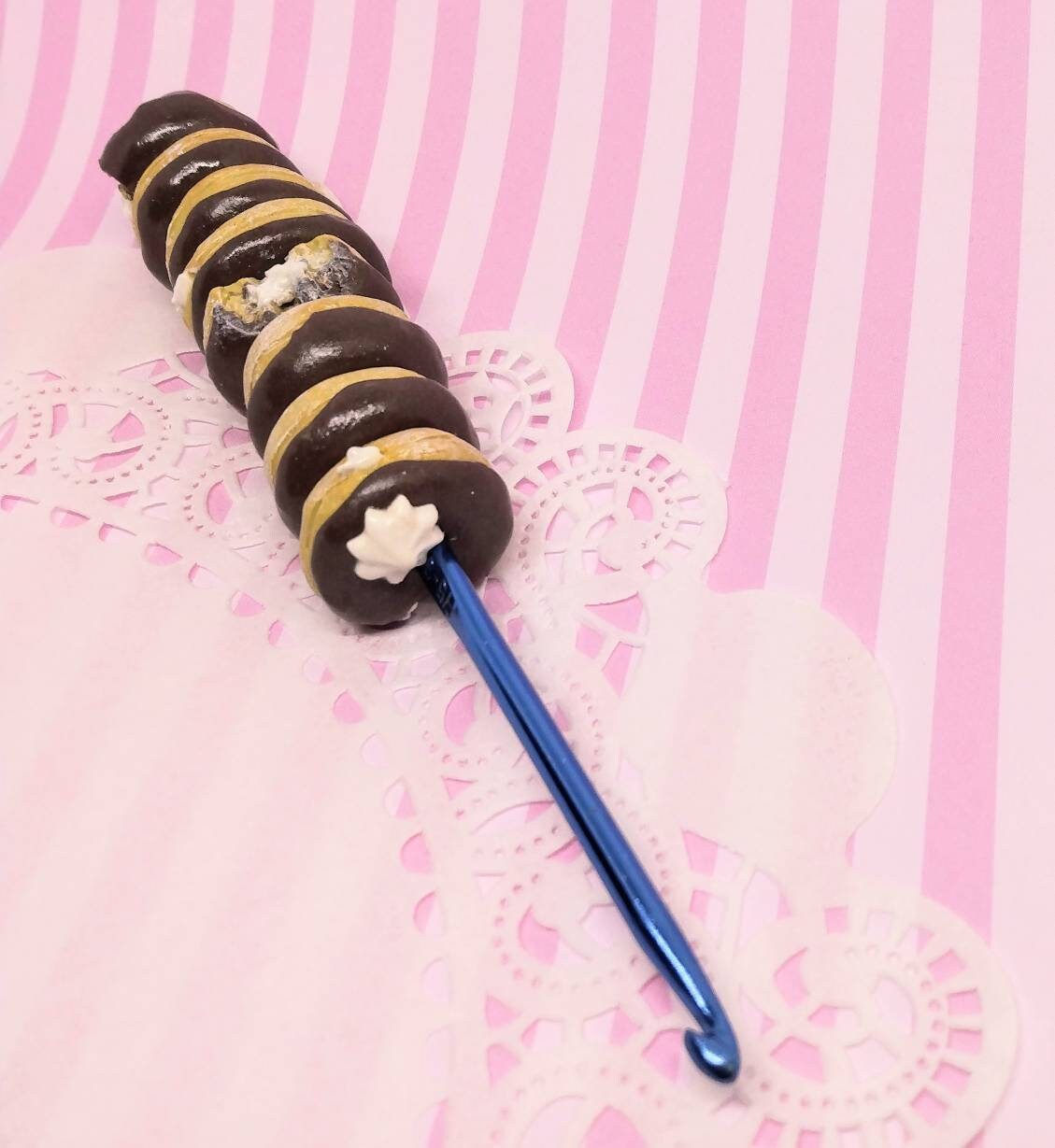 Donut crochet hook Doughnuts polymer clay crochet hook Etsy.de