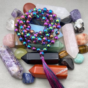 Collana Mala in ematite arcobaleno 108 perline con nappa in seta / Trova forza, concentrazione e pace / Gioielli in ematite per la sicurezza