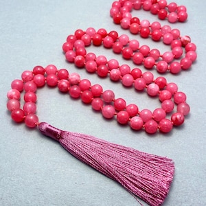 Light Coral Jade Mala Halskette mit Seiden Quaste | Handgefertigter Meditationsschmuck für ausgleichende Energie und Achtsamkeit