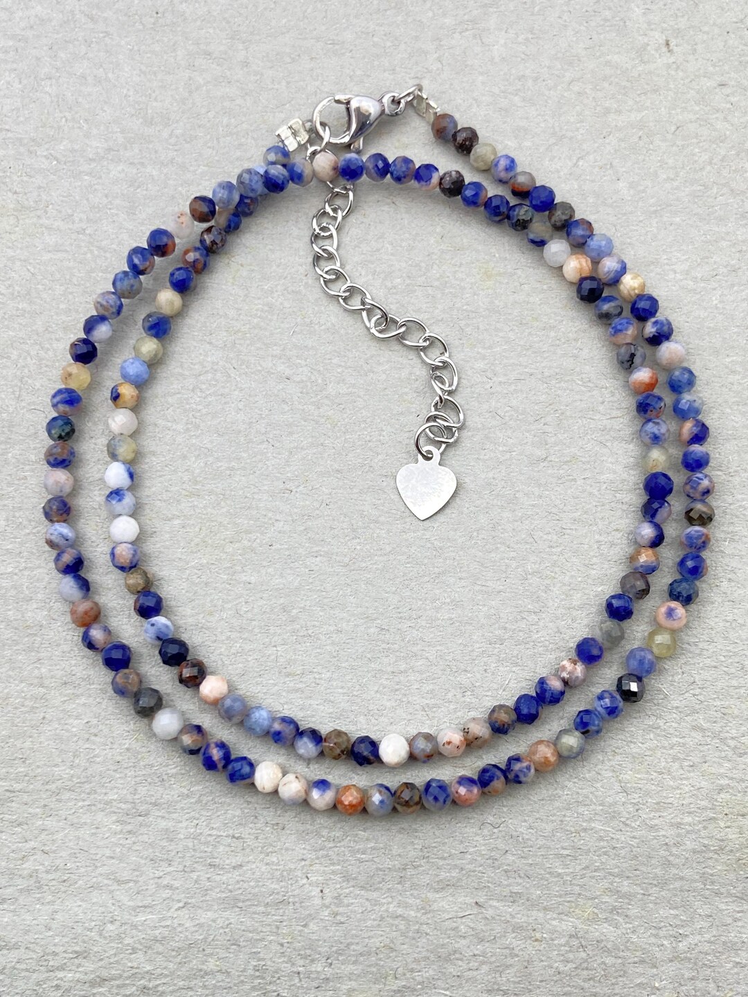 ライトブルーのビーズチョーカー エンジェライトビーズチョーカー：ライトブルーの宝石ネックレスと真鍮