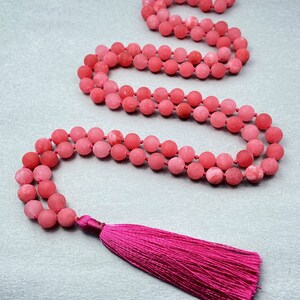 Matte Coral Jade Mala Halskette | 108 Perlen Meditations Schmuck | Handgemachtes spirituelles Geschenk im Boho Stil