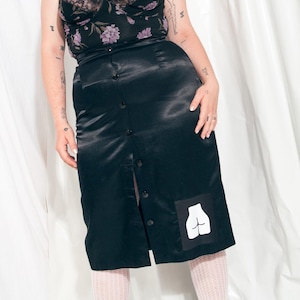 Vintage 80er Upcycling Bleistift Rock aus schwarzem Baumwoll Satin - 1980er Jahre Nude Patch High Waisted Midi - Größe XL