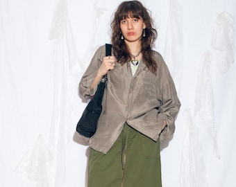 90年代ヴィンテージのオーバーサイズグレーシルクシャツ - 1990年代グランジブラウス - ボーイフレンドスタイルの長袖トップス - Y2Kオフィスサイレンスタイル