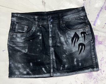 Minigonna vintage Y2K dipinta a mano in denim nero e argento, minigonna ultra Whimsigoth Fairycore rielaborata anni 2000, piccola