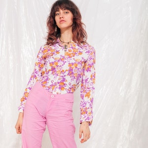 Vintage Hemd 70er Jahre Seltsames Blumen Print Top in Weiß Lila Baumwolle 1970er Jahre Psychedelic Bluse