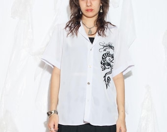 Vintage Y2K Shirt in Weiss mit Drachen Print - 2000s Cyber Grunge Oversized Top - Gender Neutral Fashion