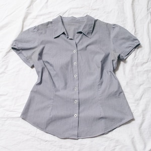 Vintage Y2K Slim Fit Blouse in White and Black Striped - 2000s Office Siren Fitted Shirt - Short Sleeved Top - Size L