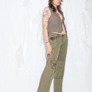 Vintage Y2K Cargo Jeans i lergrönt - 2000-tals Grunge Flare Pants - Låg midja med fickor i Gorpcore-stil - Storlek M bild 5
