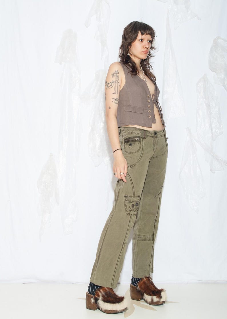 Vintage Y2K Cargo Jeans i lergrönt - 2000-tals Grunge Flare Pants - Låg midja med fickor i Gorpcore-stil - Storlek M bild 5