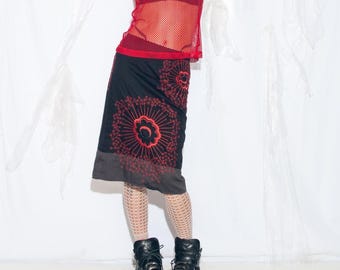 Vintage Y2K Midi Skirt in Red and Black - 2000s Whimsigoth Flower Embroidery - Low Rise Waist Y2K Fashion - Size S