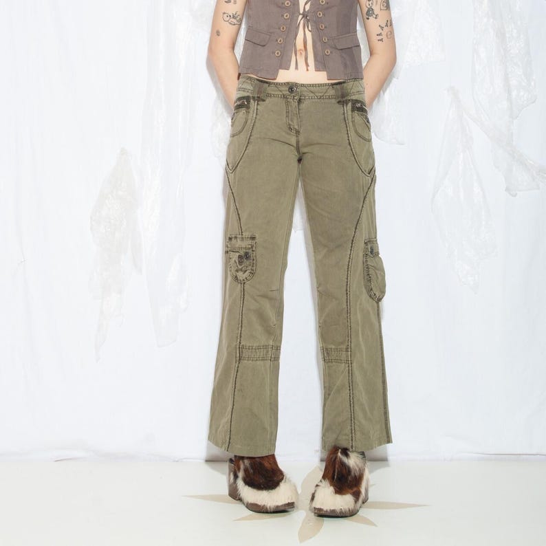 Vintage Y2K Cargo Jeans i lergrönt - 2000-tals Grunge Flare Pants - Låg midja med fickor i Gorpcore-stil - Storlek M bild 1
