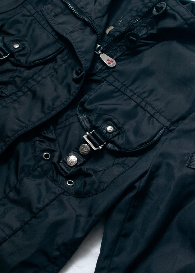 Vintage Y2K Peuterey Windbreaker in Schwarz – Designer-Techwear-Jacke der 2000er – Slim-Fit-Sportmantel im Gorpcore-Stil – Größe S Bild 5