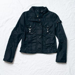 Vintage Y2K Peuterey Windbreaker in Schwarz – Designer-Techwear-Jacke der 2000er – Slim-Fit-Sportmantel im Gorpcore-Stil – Größe S Bild 2