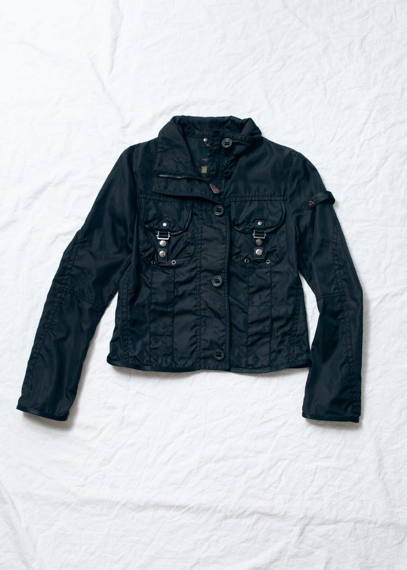 Vintage Y2K Peuterey Windbreaker in Schwarz – Designer-Techwear-Jacke der 2000er – Slim-Fit-Sportmantel im Gorpcore-Stil – Größe S Bild 2