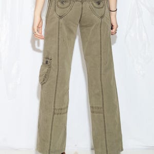 Vintage Y2K Cargo Jeans i lergrönt - 2000-tals Grunge Flare Pants - Låg midja med fickor i Gorpcore-stil - Storlek M bild 2