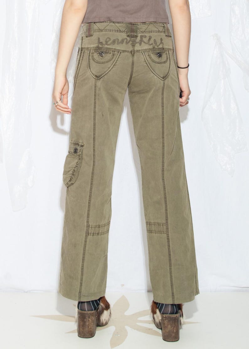 Vintage Y2K Cargo Jeans i lergrönt - 2000-tals Grunge Flare Pants - Låg midja med fickor i Gorpcore-stil - Storlek M bild 2