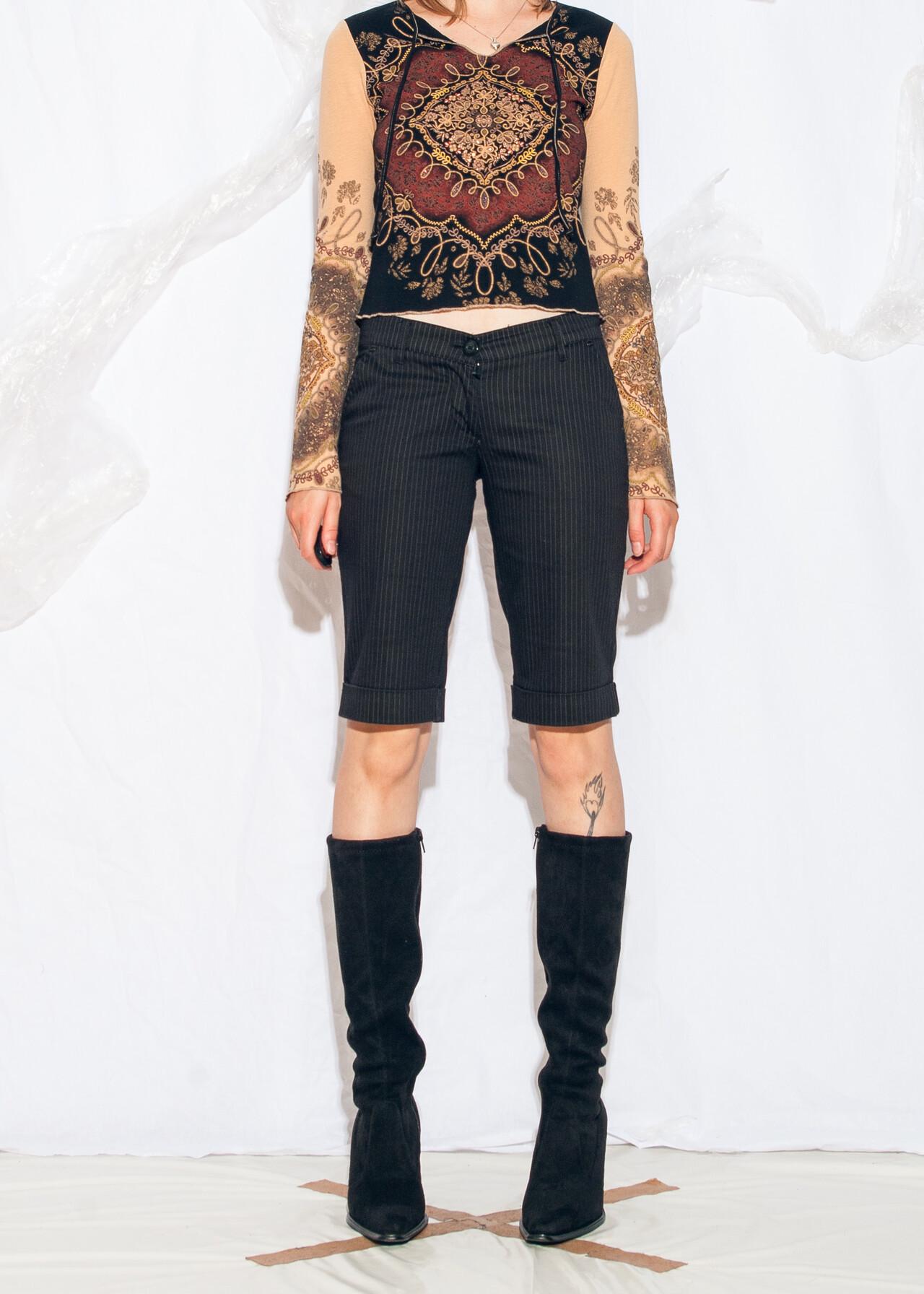 Vintage Y2K Office Siren Capri Shorts in Black Pinstriped - 2000s