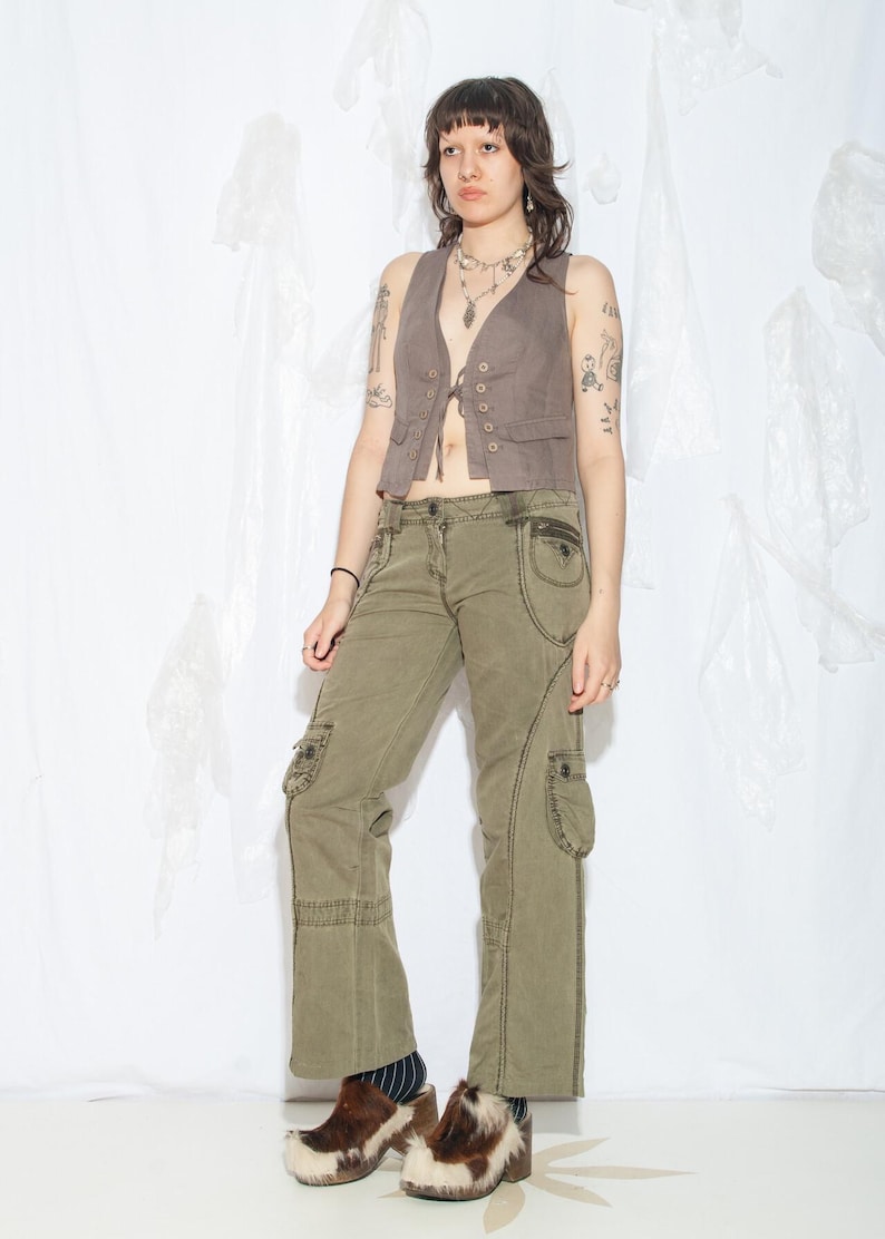Vintage Y2K Cargo Jeans i lergrönt - 2000-tals Grunge Flare Pants - Låg midja med fickor i Gorpcore-stil - Storlek M bild 8