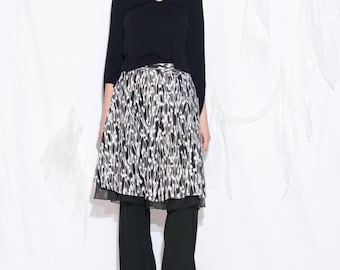 Vintage Y2K Midi Skirt in White and Black - 2000s Abstract Pattern Whimsigoth Style - Low Rise Waist Tulle Layered Skirt - Size XS