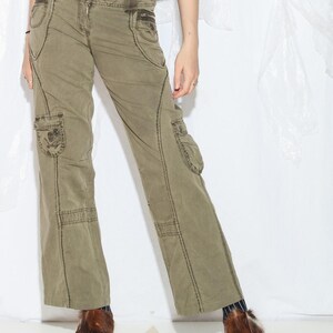 Vintage Y2K Cargo Jeans i lergrönt - 2000-tals Grunge Flare Pants - Låg midja med fickor i Gorpcore-stil - Storlek M bild 4