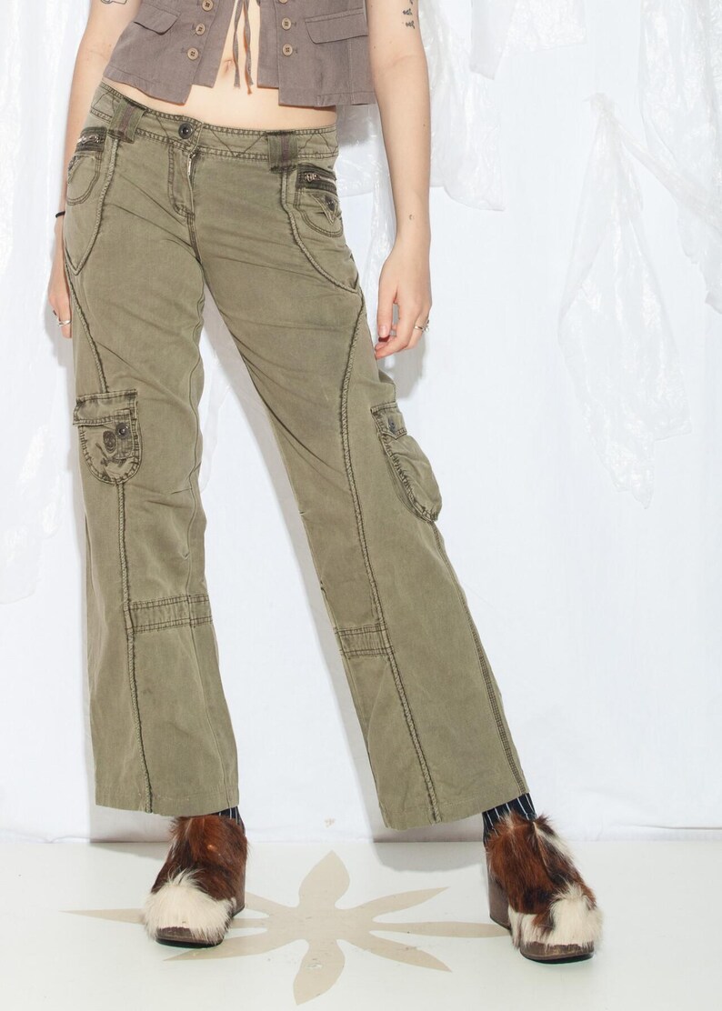 Vintage Y2K Cargo Jeans i lergrönt - 2000-tals Grunge Flare Pants - Låg midja med fickor i Gorpcore-stil - Storlek M bild 4