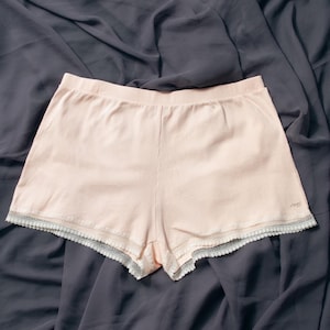 Vintage Y2K Sloggi Bloomer Shorts in Pastel Pink - 2000s Romantic Coquette Pajamas with Lace Hem - Size XL