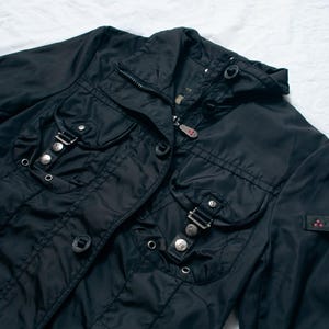 Vintage Y2K Peuterey Windbreaker in Schwarz – Designer-Techwear-Jacke der 2000er – Slim-Fit-Sportmantel im Gorpcore-Stil – Größe S Bild 3