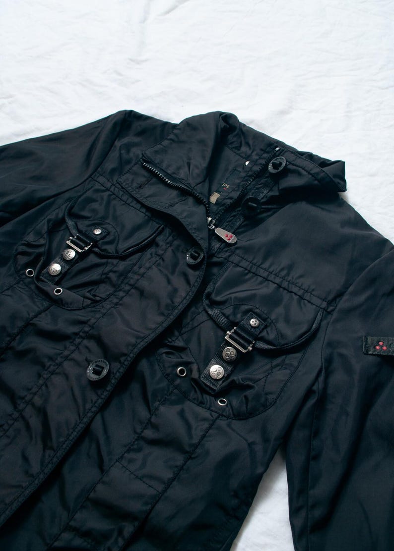 Vintage Y2K Peuterey Windbreaker in Schwarz – Designer-Techwear-Jacke der 2000er – Slim-Fit-Sportmantel im Gorpcore-Stil – Größe S Bild 3