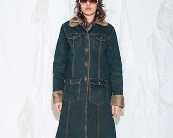 Peut inclure: Un long manteau en jean foncé avec un col et des poignets en fausse fourrure. Le manteau a une fermeture boutonnée, quatre poches et une coupe ajustée. Les coutures sont de couleur beige contrastante.
