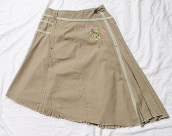 Vintage Y2K Asymmetrischer Rock aus Khaki Baumwolle - 2000er Jahre Whimsigoth Boho Midi mit Blumenstickerei - Low Rise Grunge Style - Größe S