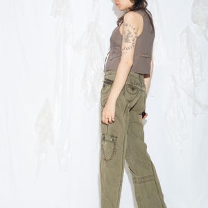 Vintage Y2K Cargo Jeans i lergrönt - 2000-tals Grunge Flare Pants - Låg midja med fickor i Gorpcore-stil - Storlek M bild 6