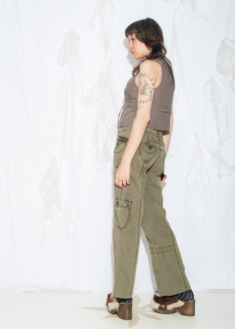 Vintage Y2K Cargo Jeans i lergrönt - 2000-tals Grunge Flare Pants - Låg midja med fickor i Gorpcore-stil - Storlek M bild 6