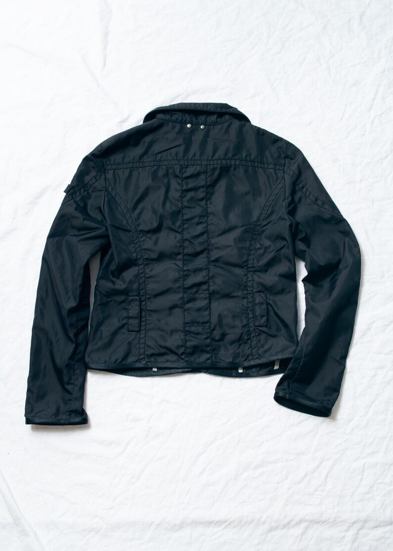 Vintage Y2K Peuterey Windbreaker in Schwarz – Designer-Techwear-Jacke der 2000er – Slim-Fit-Sportmantel im Gorpcore-Stil – Größe S Bild 6