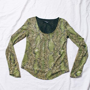 Vintage Y2K Top in Green Snake Pattern - 2000s Whimsigoth Slim Fit Long Sleeved Baby Tee - Grunge Style Fashion - Size M