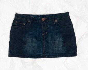 Spódnica mini z jeansu vintage z recyklingu Y2K - ręcznie malowana, grunge'owa spódnica mini - rozmiar L