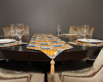 4 Placemats and 1 Table runner Set