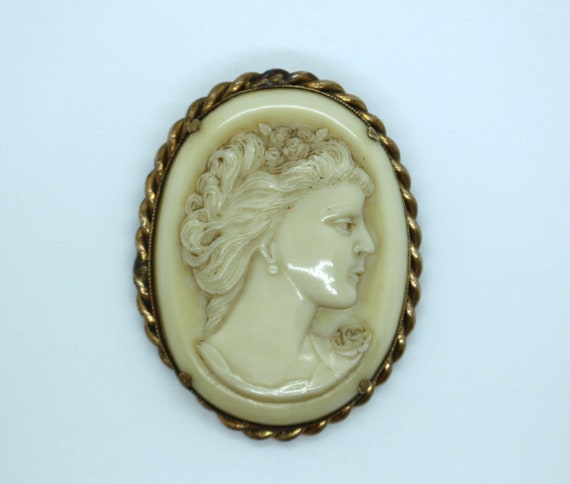 Bakelite cameo brooch deals