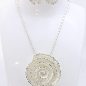 Collar y pendientes vintage, en metal plateado.