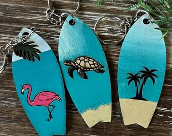Juego de llaveros de tabla de surf tropical: flamenco, tortuga y palmera
