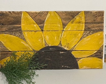 Pintura rústica de girasol sobre madera de palé recuperada para colgar en la pared