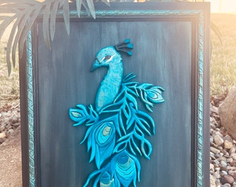 Arte mural único de pavo real tallado: pintura con marco metálico