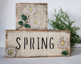 Estantería de madera con margaritas primitivas: decoración primaveral tallada