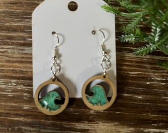 Pendientes colgantes de olas azules: joyería costera cortada con láser