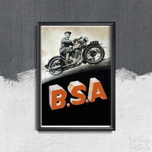 Pode incluir: Um pôster vintage em preto e branco anunciando as motocicletas BSA. O pôster apresenta um homem a conduzir uma motocicleta com as palavras "BSA" em letras grandes de cor laranja.