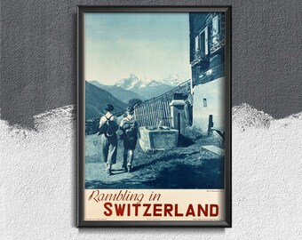 Pode incluir: Um cartaz de viagem vintage que anuncia "Rambling in Switzerland" com uma imagem pitoresca de duas pessoas caminhando por uma trilha com montanhas ao fundo.