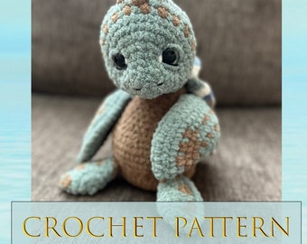 Puede incluir: Patrón de crochet para Sully la tortuga marina sentada. El patrón presenta una tortuga marina de crochet con un cuerpo azul claro, un caparazón marrón y ojos marrones. La tortuga está sentada sobre una superficie azul claro.