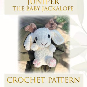 Könnte beinhalten: Häkelanleitung für einen weißen Amigurumi-Jackalope namens Juniper. Der Jackalope hat braune Geweihe, rosa Füße und einen süßen Ausdruck.