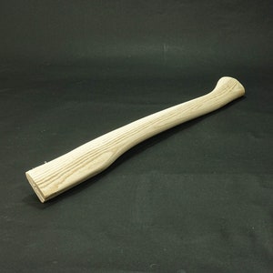 Könnte beinhalten: Ein heller Axtstiel aus Holz mit einer glatten, geschliffenen Oberfläche und sichtbarer natürlicher Holzmaserung. Der Stiel hat eine geschwungene, ergonomische Form für einen sicheren Halt, mit einem ausgestellten Ende und einem verjüngten Oberteil.